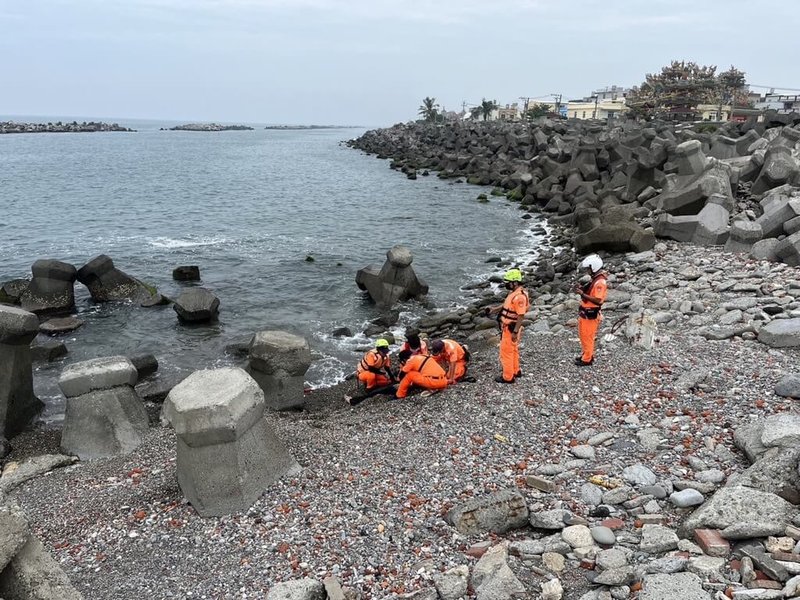 海巡署南部分署16日下午獲報有1名男子倒臥蚵仔寮北堤沙丘外消波塊處，隨即前往救援並對男子實施心肺復甦術（CPR），高雄市消防局人員到場後接續施救，並將男子送醫救治，但仍宣告不治。（警方提供）中央社記者蔡孟妤傳真  112年10月16日