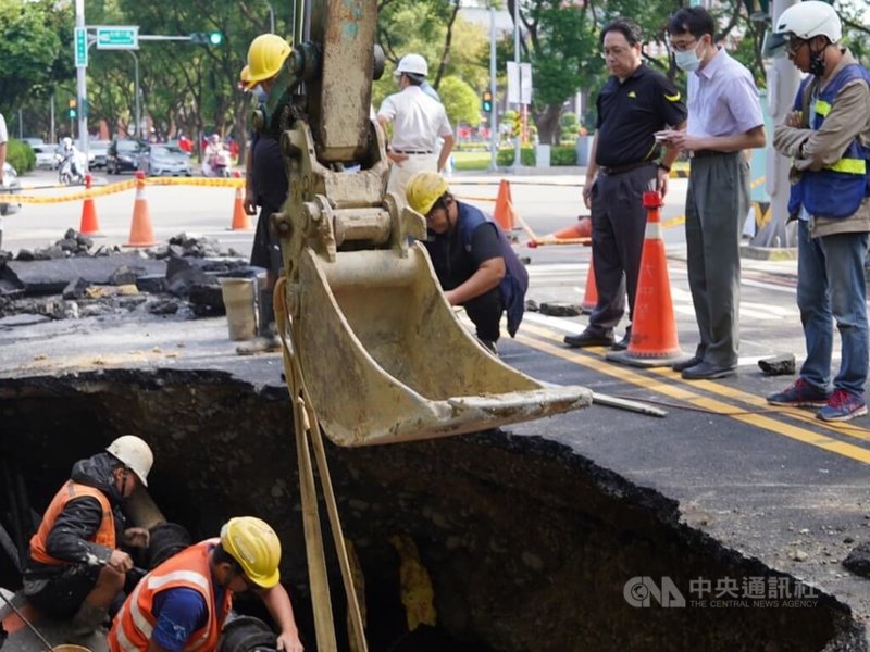 新竹縣竹北市縣政七街建案工地15日發生瓦斯及自來水洩漏並造成路坍，新竹縣政府16日表示，初步調查為建商工地施工造成，已要求停工。中央社記者郭宣彣攝  112年10月16日