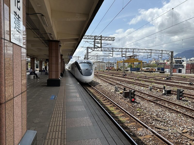 台鐵擬將主跑東部的太魯閣號及普悠瑪號列車逐漸由EMU3000（圖）取代，花蓮縣議長張峻16日指出，這對花東民眾非常不公平，建議台鐵應採漸進式減班，最後才無縫接軌退出。中央社記者李先鳳攝 112年10月16日