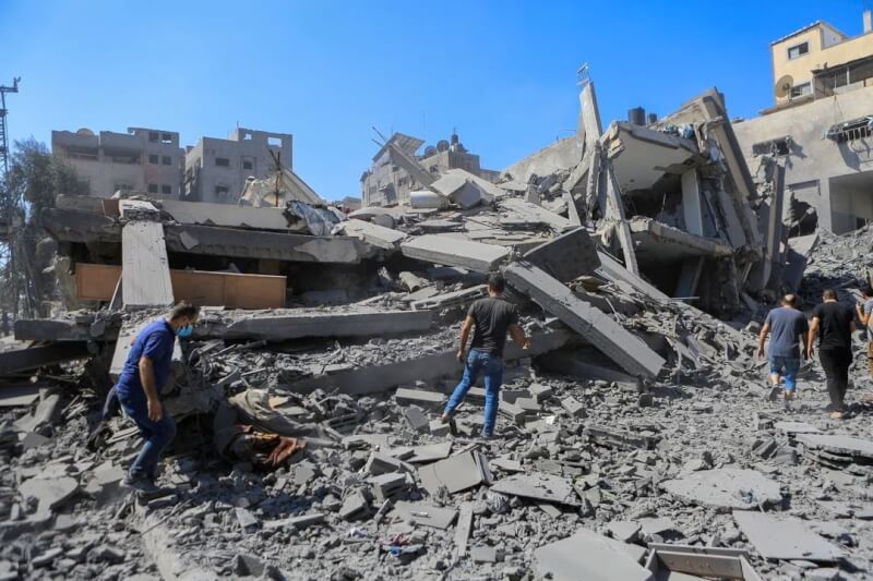 以色列對加薩市發動攻擊後，當地多棟建築成了廢墟。（路透社）