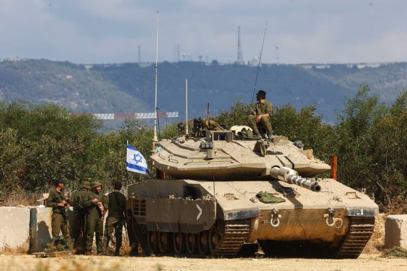 圖為以色列軍人16日駐守在以色列北部與黎巴嫩的邊界附近。（路透社）