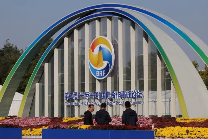 第3屆一帶一路高峰論壇本週在北京舉行，民眾16日站在中國國家會議中心的標誌旁。（路透社）