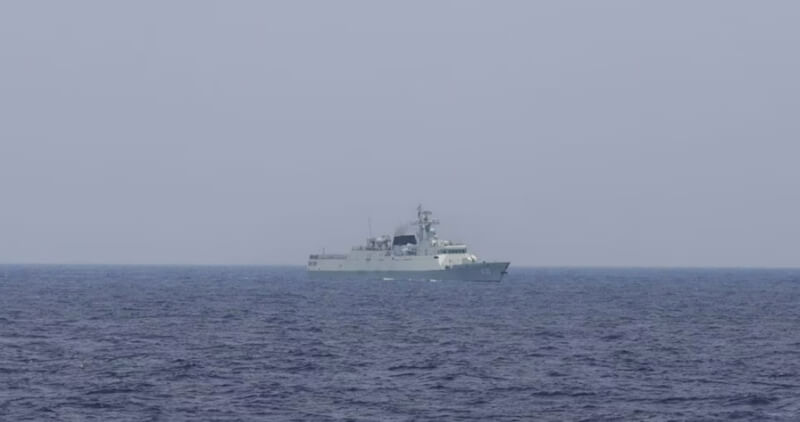 4日一艘中國海軍艦艇在南海航行。（路透社）