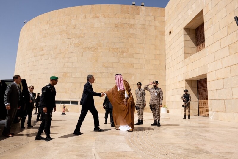 圖為美國國務卿布林肯（左握手者）15日與沙烏地阿拉伯外交部長費瑟（右握手者）會面。（圖取自twitter.com/SecBlinken）