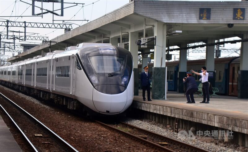 圖為台鐵EMU3000型城際列車。（中央社檔案照片）