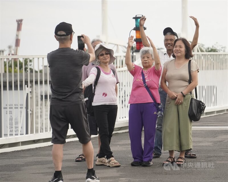 圖為民眾在高雄大港橋周邊遊憩、拍照留念。（中央社檔案照片）