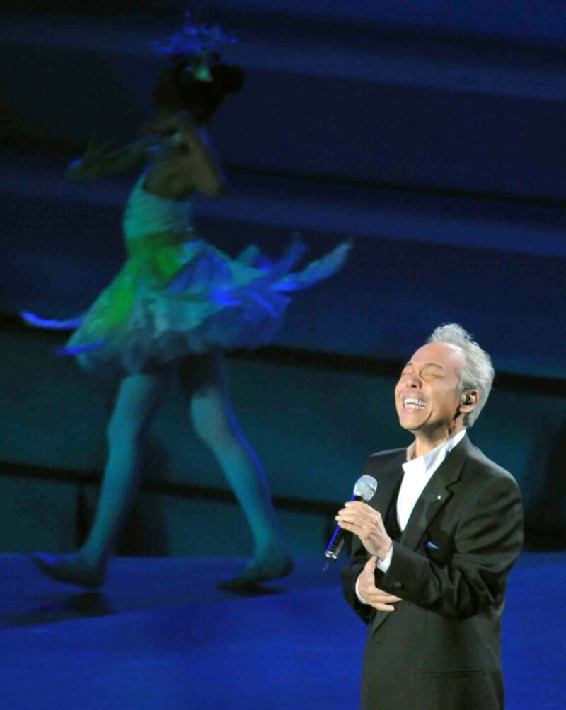 日本老牌歌手谷村新司於10月8日逝世，享壽74歲。圖為谷村新司2010年在上海世博會賣力演出。（共同社）