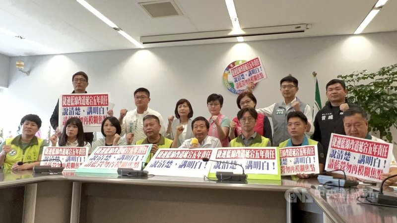 台中市捷運藍線規劃案延宕，市長盧秀燕16日說有人卡中捷，民進黨台中市議會黨團召開記者會指出，是盧秀燕上任後更改路線及站點，經費暴增才遲未獲核定。中央社記者郝雪卿攝  112年10月16日