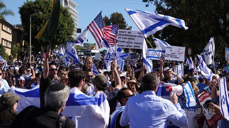 以巴衝突加劇，美國加州洛杉磯15日上千人上街支持以色列，有標語寫著「哈瑪斯不是極端組織，它就是ISIS恐怖分子」、「不要被新聞洗腦，與和平站在一起，與猶太人站在一起」。中央社記者林宏翰洛杉磯攝 112年10月16日