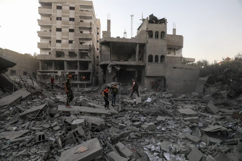圖為15日加薩走廊被以色列空襲後，建築物毀損，街道一片狼藉。（安納杜魯新聞社）