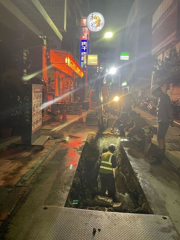 新竹市中正路96巷16日進行污水下水道施工時，疑不慎挖斷瓦斯管線，新竹瓦斯公司與市府工務處派員前往搶修，開挖後確定為瓦斯管線伸縮接頭洩漏，立即汰換、重新接管，於晚間8時許完成搶修及回填。（新竹市議員曾資程提供）中央社記者魯鋼駿傳真  112年10月16日