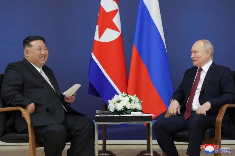 北韓領導人金正恩（左）9月13日和俄羅斯總統蒲亭（右）在俄羅斯會面。（圖取自北韓中央通訊社網頁kcna.kp）