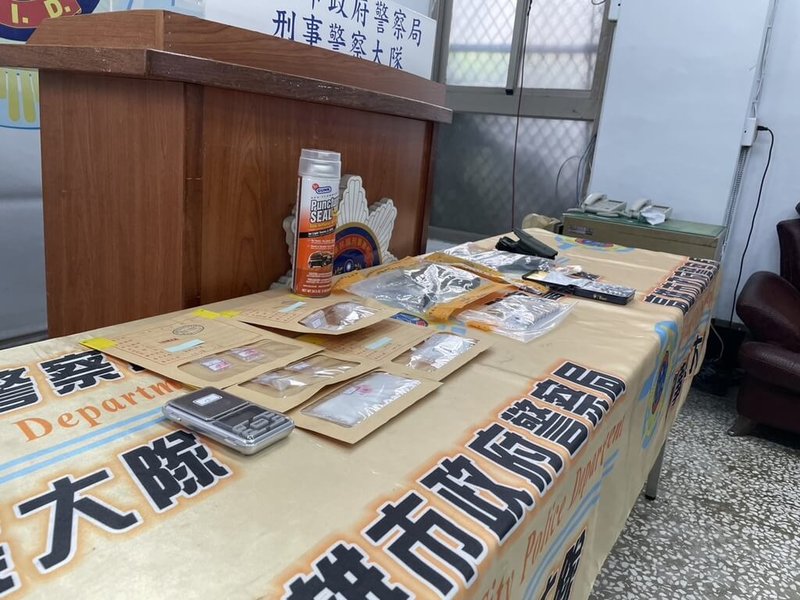 高雄市刑警大隊17日召開記者會表示,警方日前獲報掌握洪姓男子涉嫌毒品案且擁槍自重,發現洪男車上的「輪胎快速修補劑」相當不尋常,現場嘗試旋轉底蓋後發現罐子內有多包海洛因,另外也在多處搜出毒品。(警方提供)中央社記者林巧璉傳真 112年10月17日