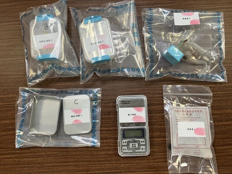 航空警察局與桃園市警局中壢分局展開調查,在中壢工業區某科技大廠施姓工程師家中起獲吸食器、夾鏈袋、電子磅秤及分裝完成的甲基安非他命等。(航空警察局提供)中央社記者吳睿騏桃園傳真 112年10月17日