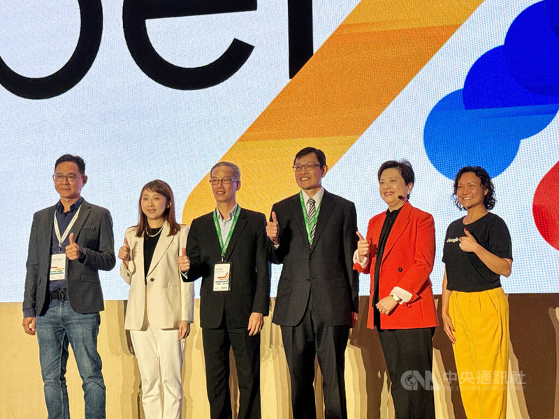 Google Cloud Summit Taipei雲端大會17日在台北登場，慶祝雲端區域（Cloud Region）在台10週年，並由Google Cloud北亞區董事總經理李孔源（右2）、Google台灣總經理林雅芳（左2）分享雲端及人工智慧發展趨勢。中央社記者吳家豪攝  112年10月17日