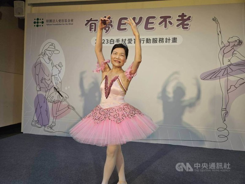 今年68歲的全盲奶奶林燕湄（圖）穿上粉色芭蕾舞衣，踮起腳尖、旋轉，在舞台上優雅輕歌曼舞。中央社記者陳婕翎攝 112年10月17日