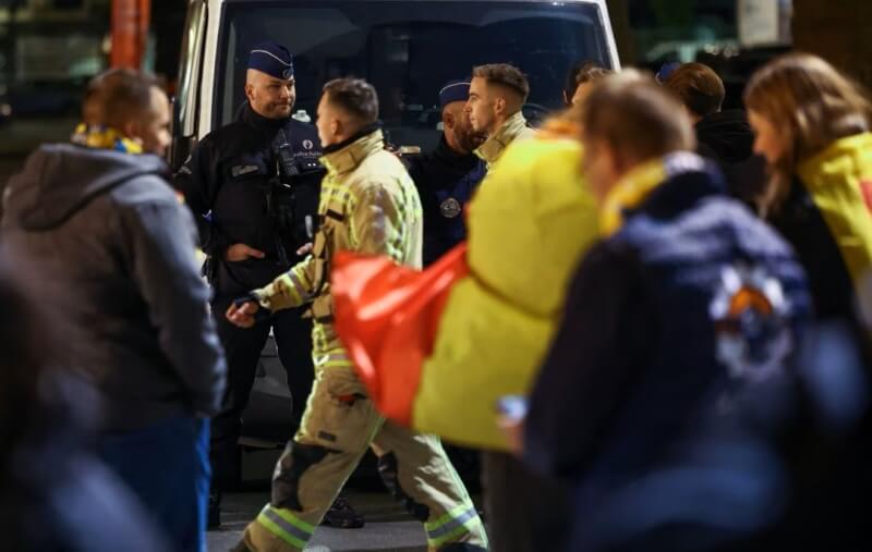 比利時布魯塞爾16日晚上驚傳恐怖攻擊後，警方在事發的包杜恩國王體育館外戒備。（路透社）