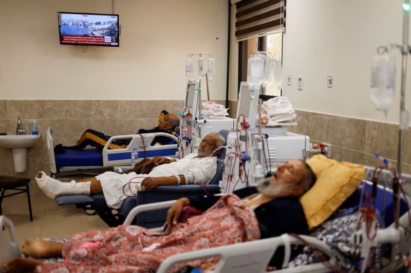 圖為15日加薩走廊南部一間醫院內，巴勒斯坦腎臟病患者躺在病床上。（路透社）