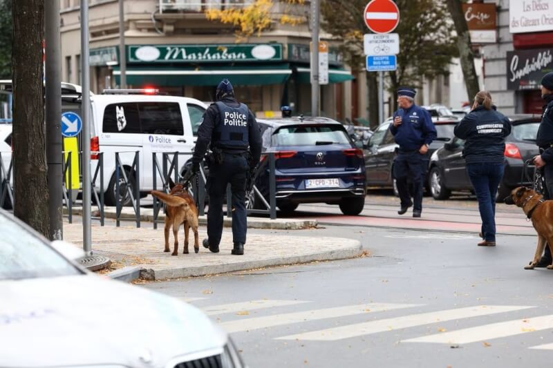 比利時布魯塞爾發生槍擊事件，17日警察展開搜捕行動。（路透社）
