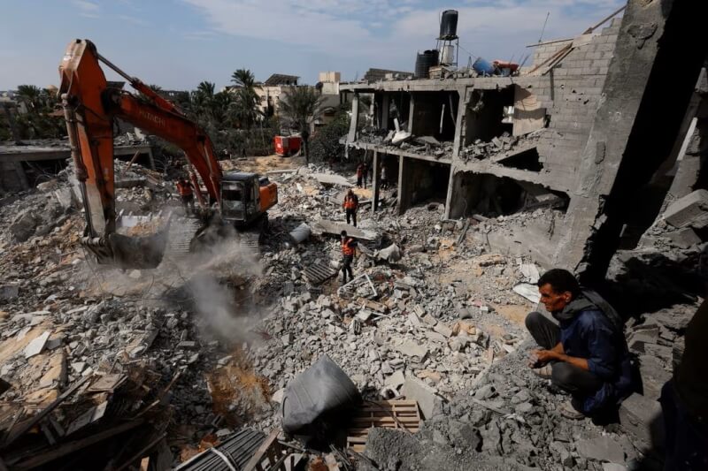 圖為搜救隊伍在加薩走廊南部被以色列炸毀的房屋中，搜尋生還者。（路透社）