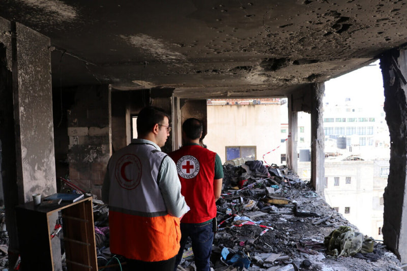 以巴衝突戰火持續升溫，死傷慘重，紅十字國際委員會（ICRC）與巴勒斯坦紅新月會訪視廢墟，探尋可能的生還者。 （中華民國紅十字會提供）中央社記者陳婕翎傳真  112年10月17日