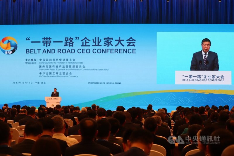 「一帶一路」企業家大會17日下午舉行。中國國務院副總理何立峰（講台者）致詞時表示，推動「一帶一路」，參與企業越多越好。中央社記者呂佳蓉北京攝  112年10月17日