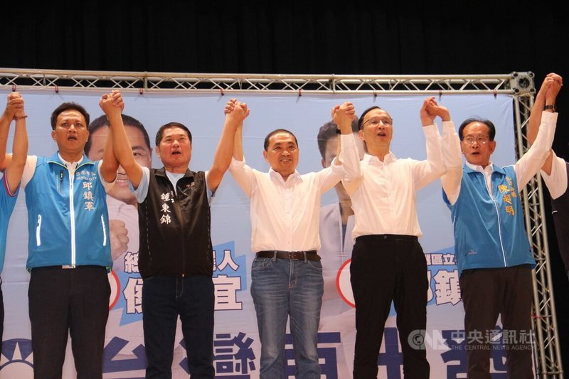 國民黨總統參選人侯友宜（右3）17日前往苗栗縣造勢，黨主席朱立倫（右2）、苗栗縣長鍾東錦（左2）呼籲藍軍大團結，侯友宜也表示，盼大家同心齊力，讓所有在野力量都能走在同一步驟、同一條線上，讓民進黨下架。中央社記者管瑞平攝  112年10月17日