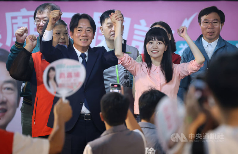 民進黨總統參選人賴清德（前左）17日走訪台北市東湖福生宮參香，並為爭取連任的黨籍立委高嘉瑜（前右）站台，一同高呼「凍蒜」口號。中央社記者王飛華攝  112年10月17日