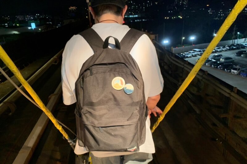 機場捷運16日晚間發生系統異常,部分站點暫停營運,期間有一列車受事故影響停在軌道上,車上約120名乘客下軌行走約200公尺疏散到A6泰山貴和站。(民眾游小姐提供)中央社記者吳睿騏桃園傳真 112年10月17日