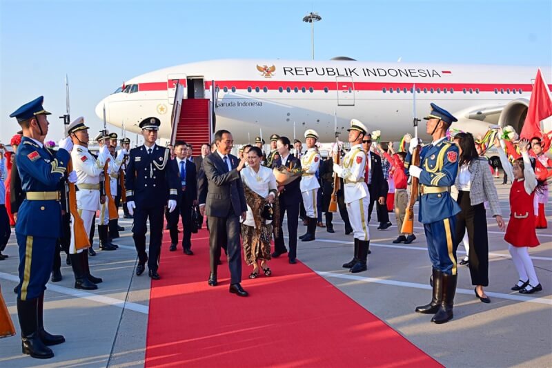 印尼總統佐科威（正中揮手者）16日抵達中國，此行目的是與中國國家主席習近平會面，並出席第3屆「一帶一路」高峰論壇。（印尼總統府秘書處提供）中央社記者李宗憲雅加達傳真 112年10月17日