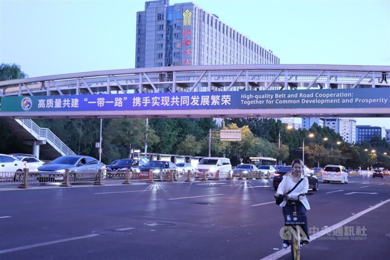 第3屆「一帶一路」國際合作高峰論壇17日至18日在北京舉行。圖為北京市的一座橋掛上「一帶一路」的宣傳。中央社記者呂佳蓉北京攝 112年10月17日