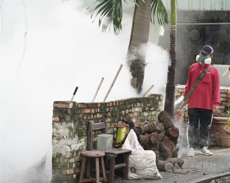 圖為高雄市防疫人員在前鎮區的廢墟空屋處噴藥清消。（中央社檔案照片）