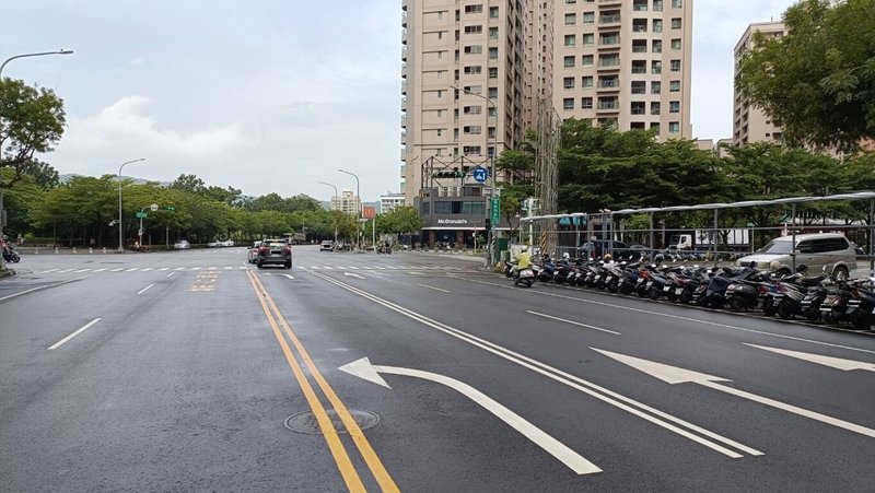高雄市明誠四路因鐵路地下化開通,車流量增加近10%。為確保轉向安全、減少路口轉向側撞的風險,交通局透過車道中心線的偏移調整,新增50公尺長的左轉附加車道,並增設左轉專用號誌以協助分流轉向和直行車輛。(高雄市政府交通局提供)中央社記者林巧璉傳真 112年10月17日