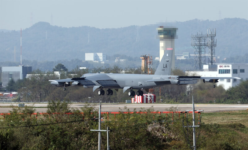 圖為美國空軍一架可攜帶核武器的B-52同溫層堡壘轟炸機降落在南韓的清州機場。（韓聯社）