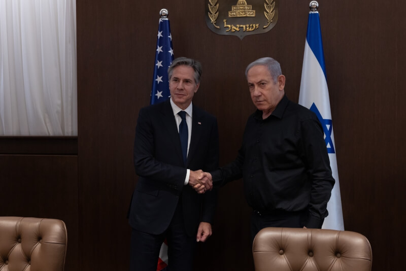 美國國務卿布林肯（左）16日在特拉維夫與以色列總理尼坦雅胡（右）會談。（圖取自twitter.com/SecBlinken）