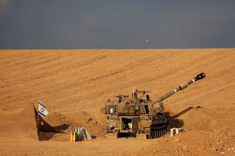 一輛以色列戰車17日在南部與加薩走廊邊境附近駐紮。（路透社）
