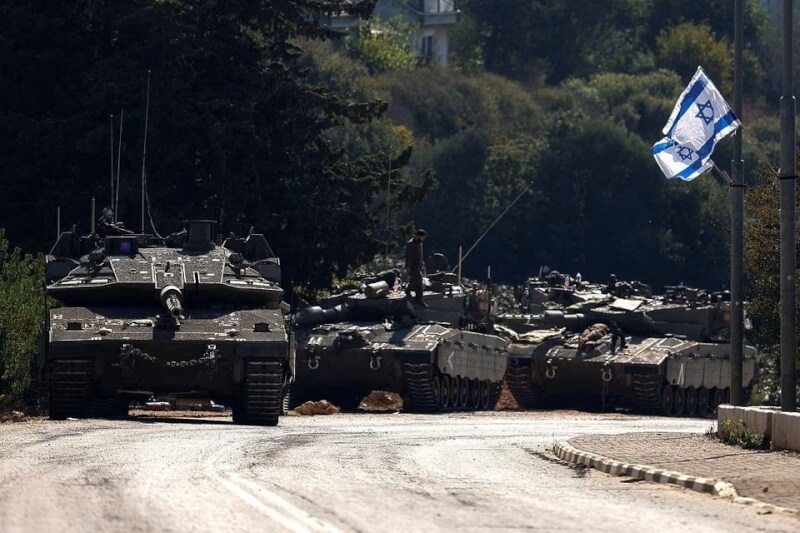 圖為以色列12日在與黎巴嫩的邊境附近部署坦克。（路透社）