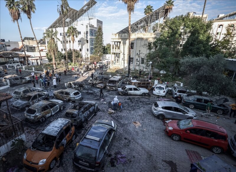 圖為加薩醫院17日被轟炸後現場。（安納杜魯新聞社）