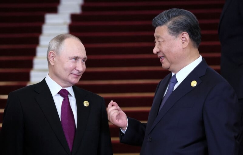 中国国家主席习近平（右）去年10月在北京会见俄罗斯总统蒲亭（左）。（Sputnik/Sergei Savostyanov/Pool via 路透社）