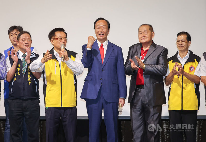 鴻海創辦人郭台銘（右3）18日在台北維多麗亞酒店參加世界郭氏宗親總會餐會，現場與會來賓一同唱生日快樂歌，祝福郭台銘生日快樂。中央社記者裴禛攝　112年10月18日