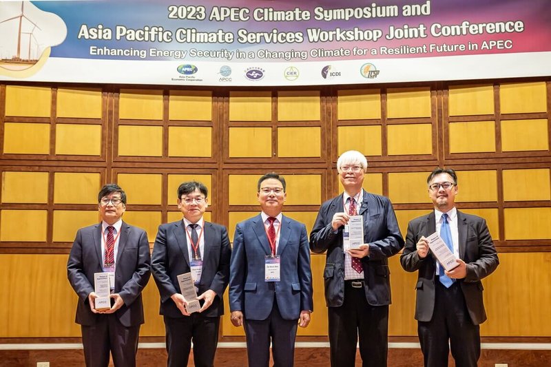 中央氣象署18日與亞太經合會氣候中心（APEC Climate Center, APCC）共同合作，首次在台灣舉辦氣候論壇，中央氣象署長程家平（左起）、中華經濟研究院長葉俊顯、亞太經合會氣候中心執行長Do-Shick Shin、台灣氣候服務聯盟理事長陳泰然、國際氣候發展智庫執行長趙恭岳出席。（氣象署提供）中央社記者張雄風傳真  112年10月18日