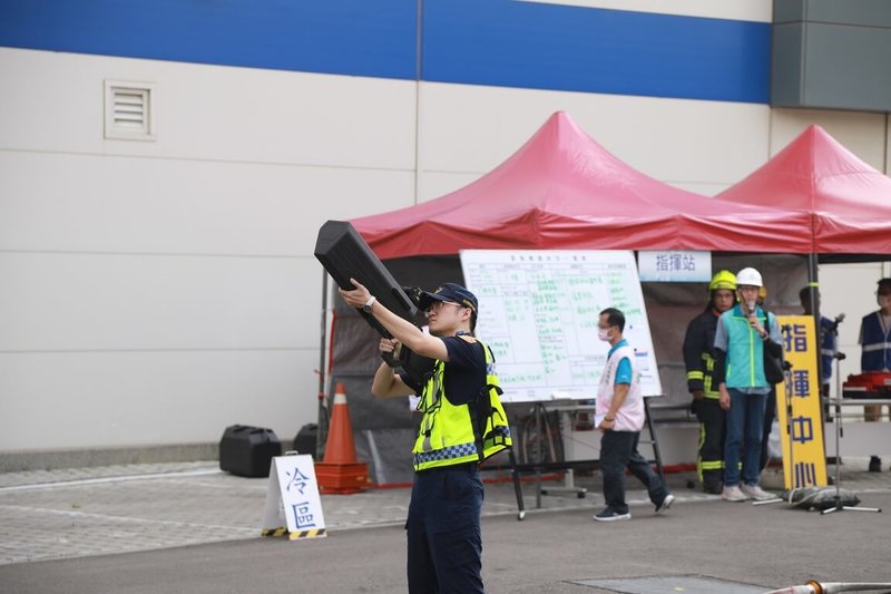 中科管理局18日與矽品精密工業公司、台中市消防局、環保局、環境部中區環境事故專業技術小組等應變聯防單位共同舉行「112年度中部科學園區災害防救應變觀摩演練」，過程中也加強以干擾器反制無人機闖入等項目。（中科管理局提供）中央社記者郝雪卿傳真  112年10月18日