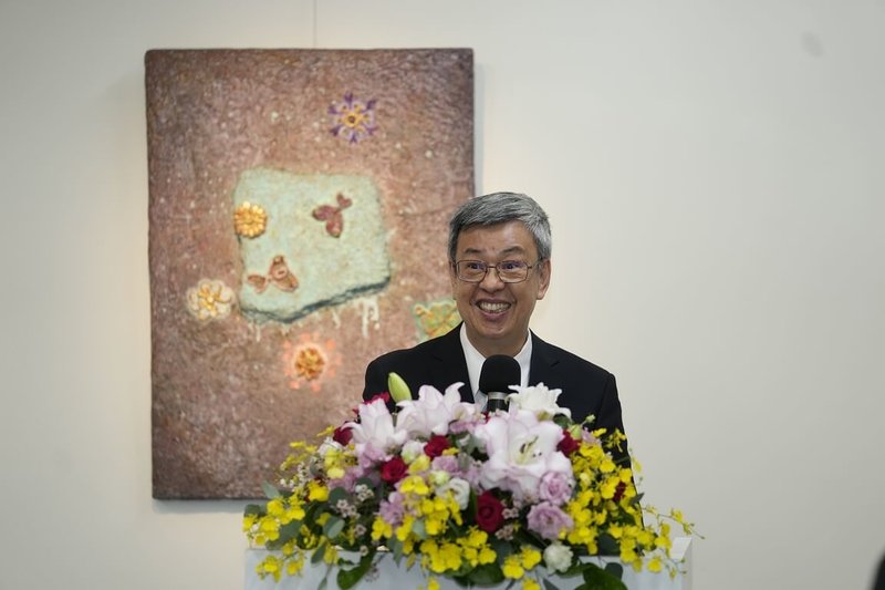 行政院長陳建仁出席輔大舉辦的「五餅二魚」藝術展，強調特展彰顯了台梵共享的自由人權等價值。（輔仁大學提供）中央社記者黃雅詩傳真 112年10月18日