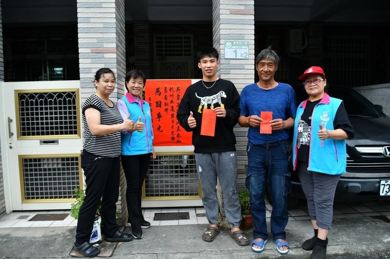 杭州亞運卡巴迪台灣男子代表隊首次參賽就拿下銅牌,選手吳韋正(中)來自花蓮縣吉安鄉,鄉長游淑貞(左2)18日前往吳韋正家中貼紅榜,並致贈獎勵金。(吉安鄉公所提供)中央社記者張祈傳真 112年10月18日