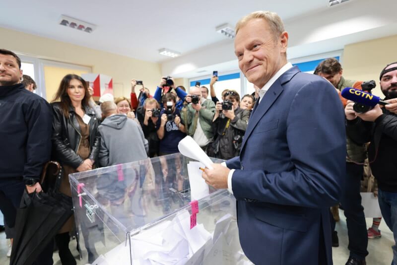 圖為波蘭公民聯盟領導人唐諾德·圖斯克（Donald Tusk）15日投票。（圖取自facebook.com/donaldtusk）