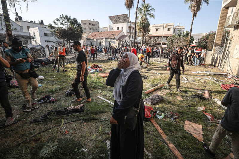 加薩一間醫院17日遭襲擊死傷慘重，一名巴勒斯坦婦女18日站在醫院旁悲傷哭泣。（安納杜魯新聞社）