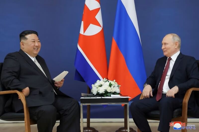 圖為北韓領導人金正恩（左）和俄國總統蒲亭（右）去年9月進行會面。（KCNA via 路透社）
