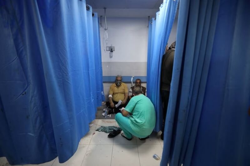 阿里阿拉伯醫院17日遭空襲，傷者被送至西法醫院。（路透社）
