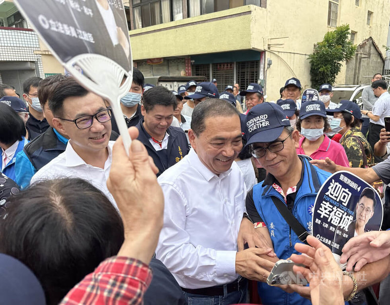 國民黨總統參選人侯友宜（前右2）18日走訪台中市東勢區，爭取連任的同黨立委江啟臣（前右3）也陪同，受到當地民眾熱烈歡迎。中央社記者趙麗妍攝  112年10月18日