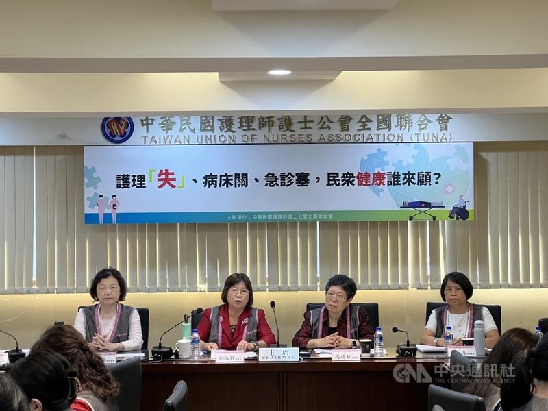 中華民國護理師護士公會全國聯合會19日公布最新調查表示，對於政院加碼補助醫院護理人員夜班費獎勵，近8成受訪的醫院護理師不認為能有效補足人力，呼籲加薪及三班護病比儘速入法。中央社記者沈佩瑤攝  112年10月19日